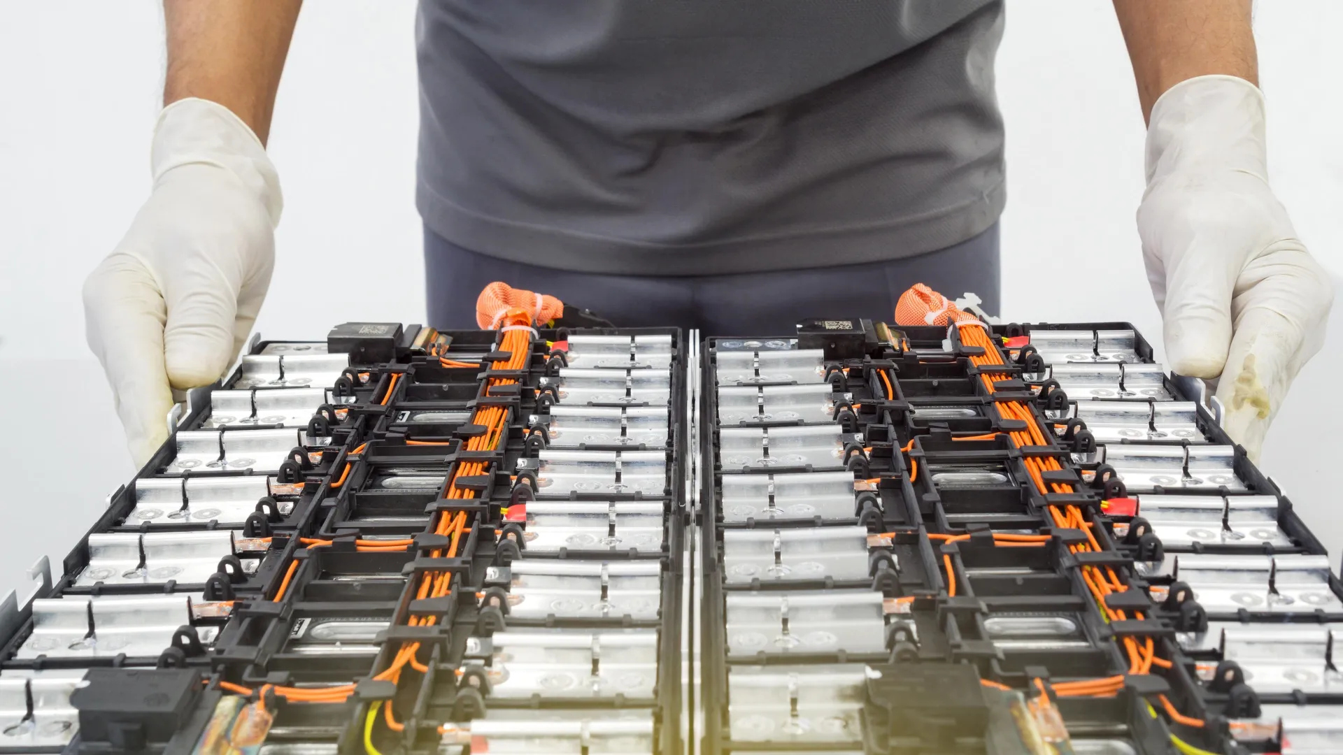 ev-battery-technician-1 Chinese Sodium-Ion Battery Rivals Tesla
